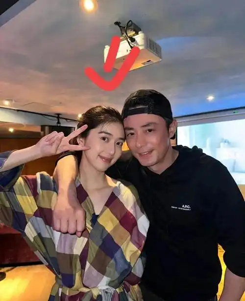 霍建华惹争议!和美女贴头拍照手放女方胸前太暧昧,林心如心真大