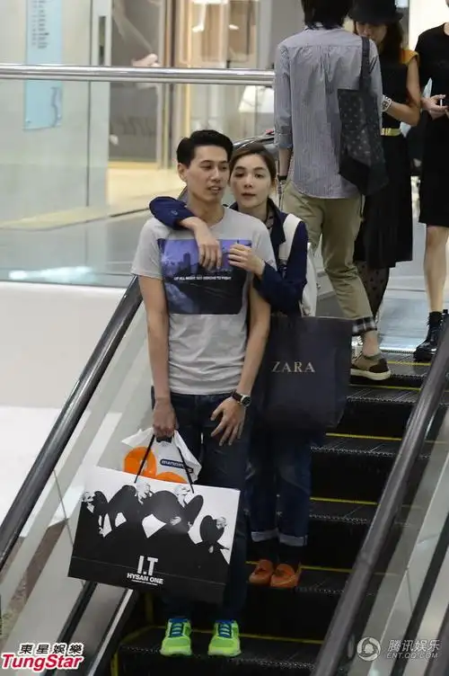 ella与老公赖斯翔香港拍拖逛街购物