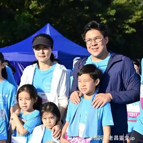 郭晶晶一家参加公益跑三个儿女全上阵小女儿满头大汗超认真