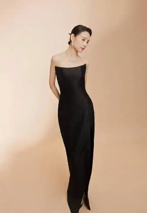 董洁用一袭利落剪裁的黑裙包裹住了全身,露出了漂亮的锁骨.