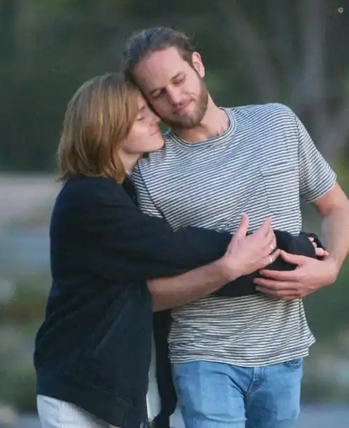 走路也要抱一起亲吻,网友:两个人长得好像|艾玛沃森|男友|赫敏_新浪