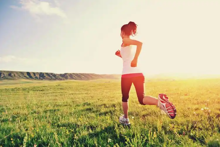 草海边上运行的跑步运动员女人健身日落运动励志