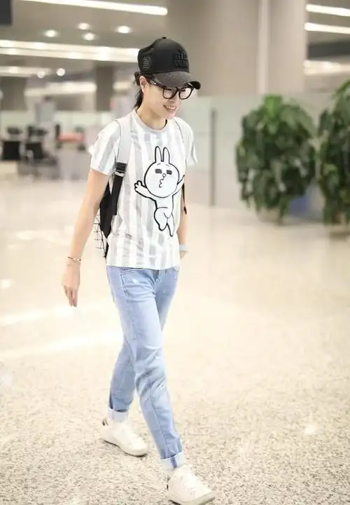 吴敏霞不愧是前跳水运动员体态比一般人好很多感觉挺嫩的