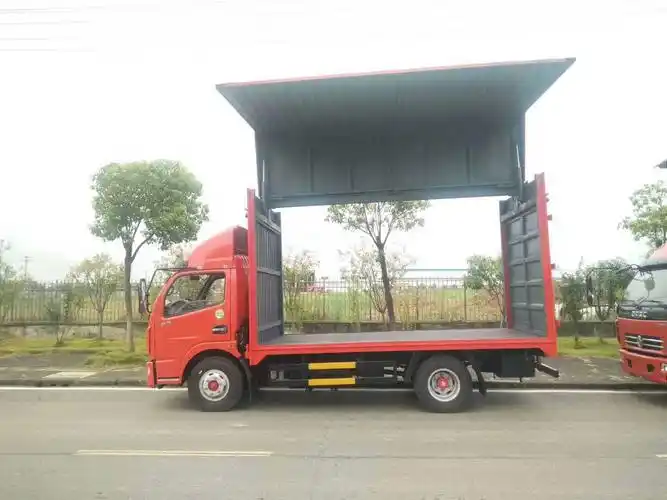 东风多利卡蓝牌飞翼车