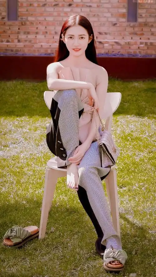 陈钰琪夏日穿搭大赏,身穿露肩蝶花上衣尽显清凉与宁静的少女感