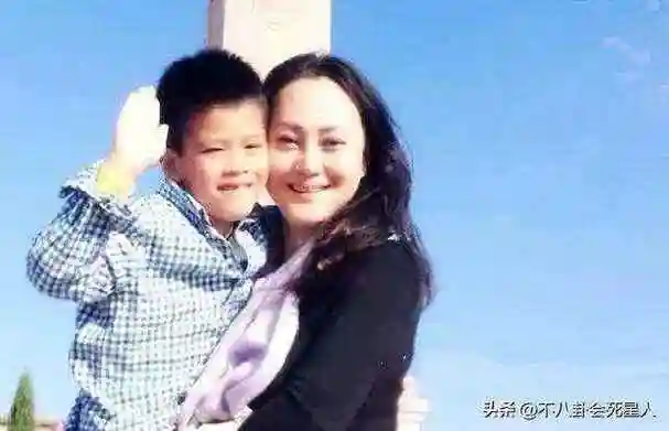 女儿长大后,大宋佳一度带着女儿回国复出,她的女儿张楚楚也成为一名