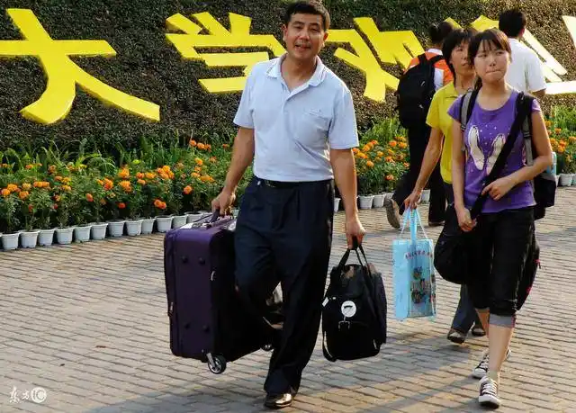 大学生入学,最重的行李总在父亲的肩上(感人)