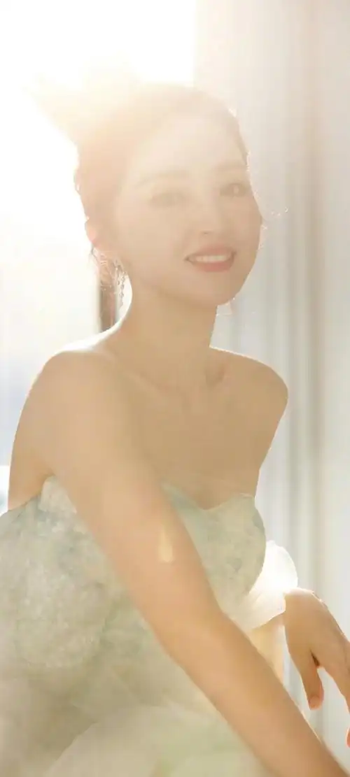 美女系列壁纸第461期,我们为大家带来的是优雅迷人的董璇.