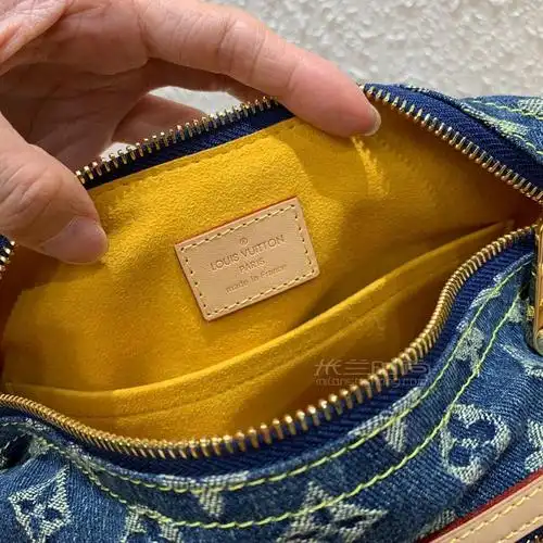 女士肩背牛仔帆布包奢侈品包包米兰时尚就一跺脚买了它[自拍r]布包lv