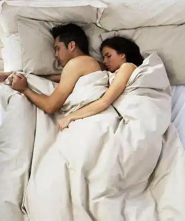 第一种:汤勺式睡姿今天我们就来说说最常见的4种睡姿,第二种体现了