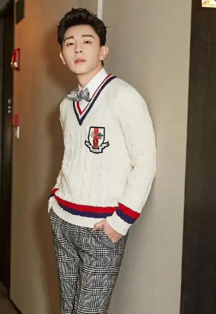 邓伦颁奖典礼帅气写真图片