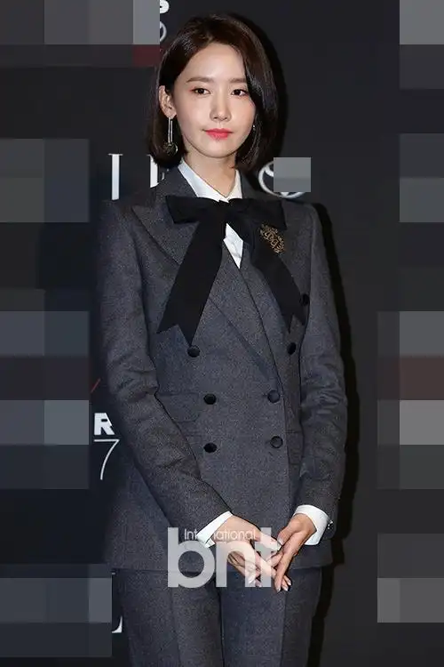 组图:少女时代允儿亮相 穿小西装俏丽又干练