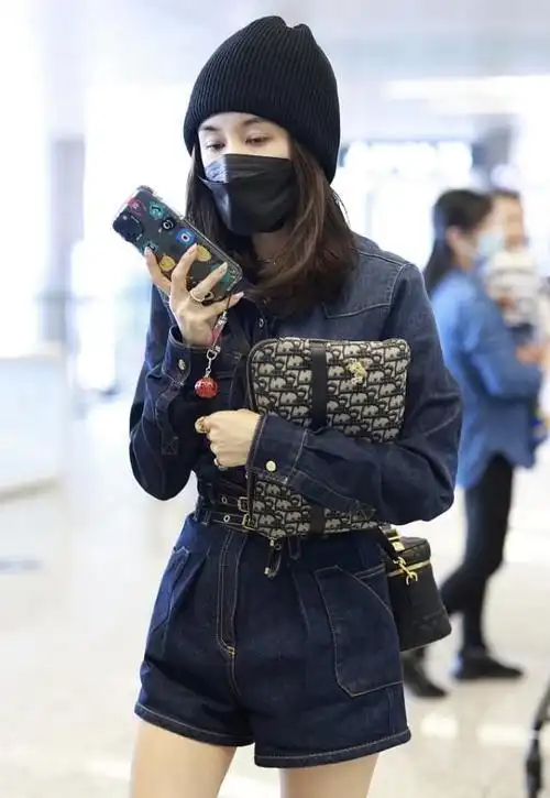 看不出王子文没到1米6穿连体裤秀比例腿太细靴子好似挂不住