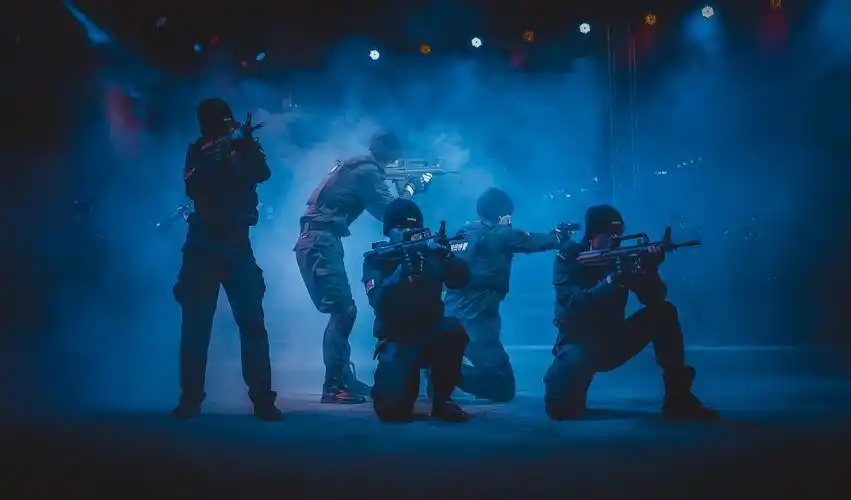 特警战术表演《勇者无畏》在炫酷多变的光影中,通过射击,搜索等多种