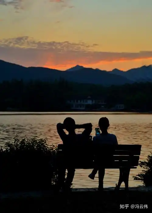 国庆游西湖,正当太阳西下,夜幕即将降临之时看到了这对看晚霞的情侣.