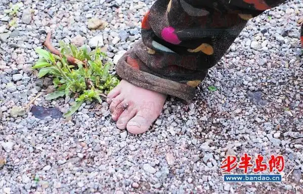 5月期间大凉山仍会下雪,有孩子没鞋穿,踩在石头路上的小脚,不知是被