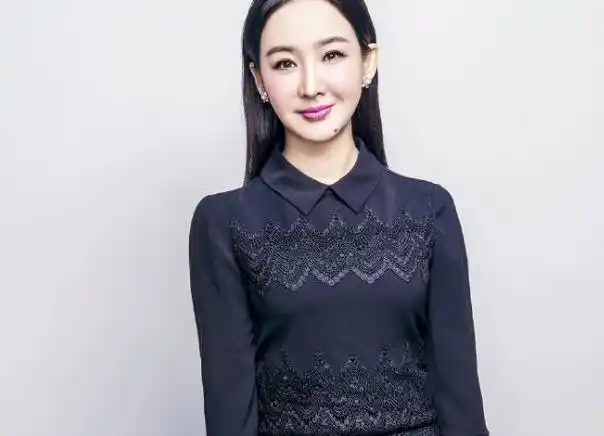 孙楠前妻买红妹晒照49岁保养得当离婚10年至今仍单身