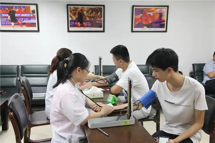 体检医师严格按照征兵体检标准要求,认真检查应征适龄青年的身高,体重