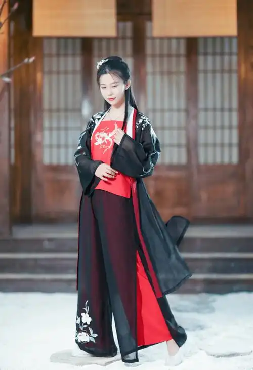 原创汉服中的经典配色红黑张扬与稳重并存再过十年也不会过时