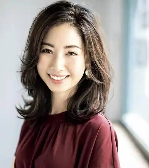 年底了,50多岁女人换发型,少烫"大妈卷"!