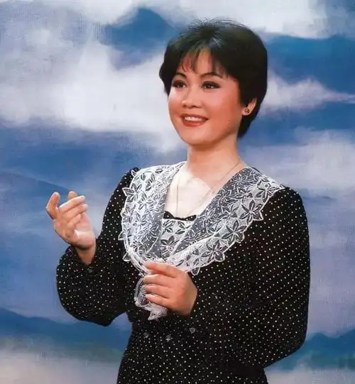 事实证明,"消失匿迹"的李谷一,走上了一条"康庄大道"