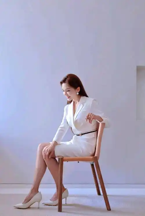 51岁央视主持人朱迅近况曝光曾癌症缠身她却选择向阳而生