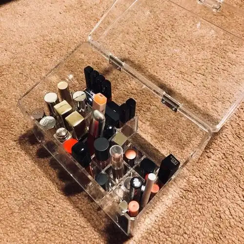 并没有一个超大的抽屉让我放我的口红… 之前一直放在一个小包包里