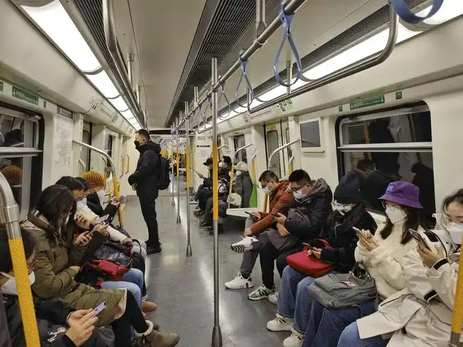 今早9点,16号线车厢内满载率不高.新京报记者 王贵彬 摄
