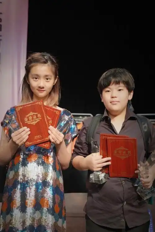 2019年,黄磊的女儿与吕思清的儿子合作,共同获得了钢琴四手联弹,小