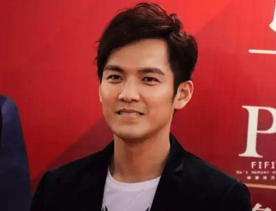 不老男神钟汉良近态脸肿僵硬笑不开被嘲撞脸张庭老公