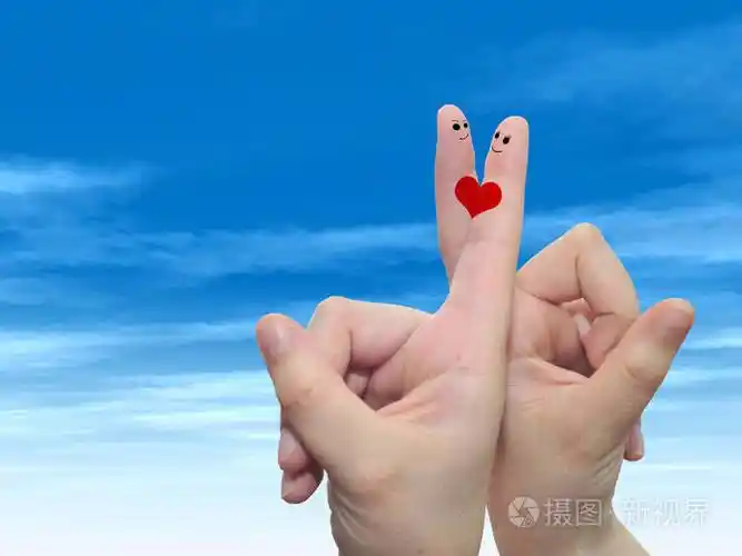 概念或概念人类或女性的双手用两个手指涂着红色的心在云蓝色的天空