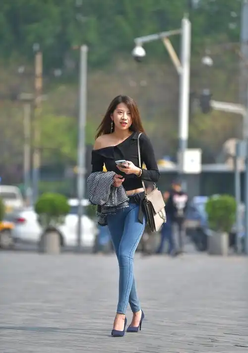 牛仔女神展现都市丽人范,又酷又时尚,真好看