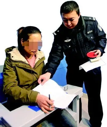 肇事女司机投案自首.通讯员李晓斌摄