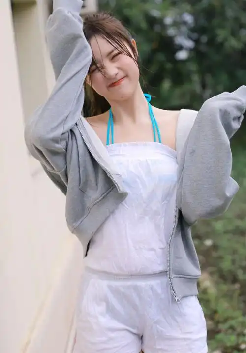 大眼泳装美女模特白嫩性感写真