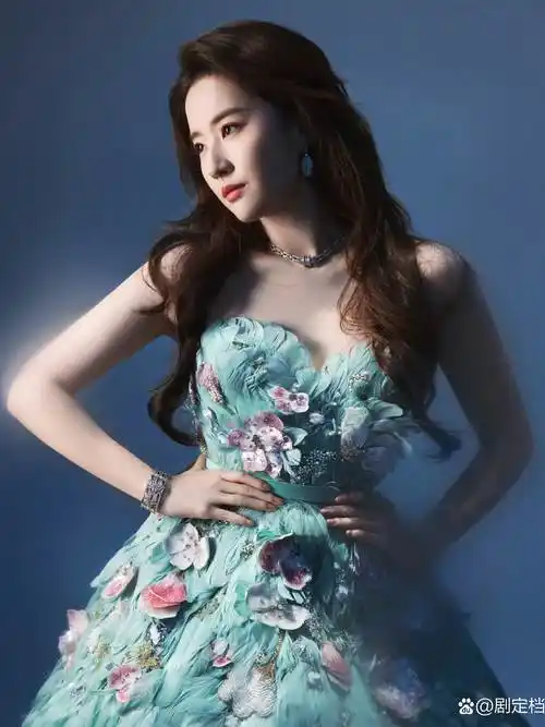 刘亦菲好适合高定仙女裙一套粉色今天穿的一套绿色是之前微博之夜穿的
