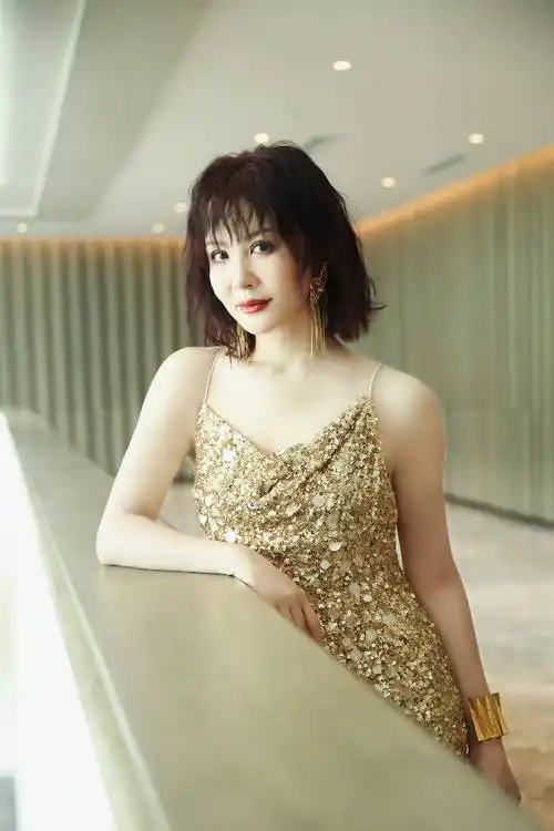 陶红金色闪钻礼服亮相自然电影周,为生态环保发声_魅力_观众_闭幕式