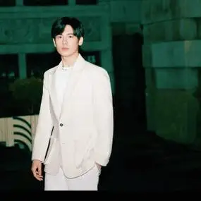 白色西装夜色迷离 胡先煦