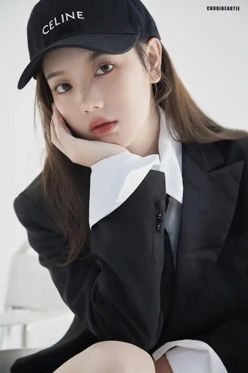 女孩子也可以拍一组简单帅气的西装写真呀! 女 - 抖音