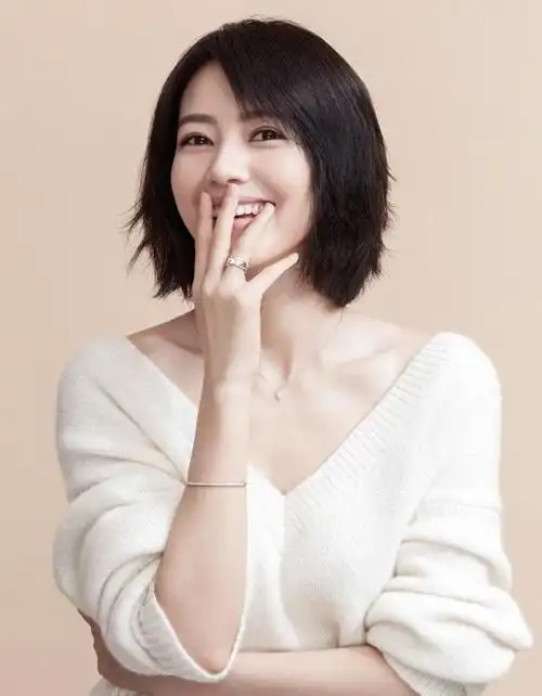 高圆圆换新发型了,波波头短发减龄又时尚,一字肩长裙气质更出众