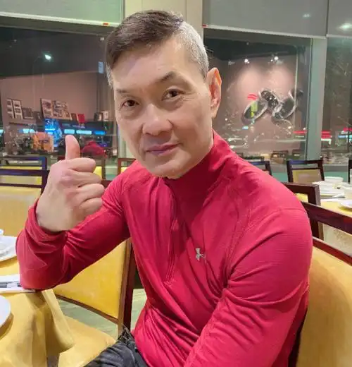 周比利:一脚踢飞吴京,将杨丽菁踹进医院,为何唯独不敢伤洪金宝