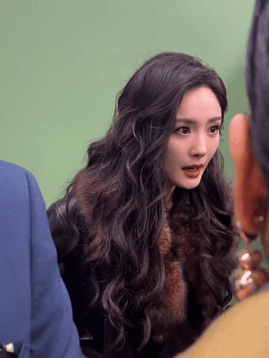 巴黎时装周,杨幂的腿,钟楚曦的胸,都败给了自然老去的蔡依林