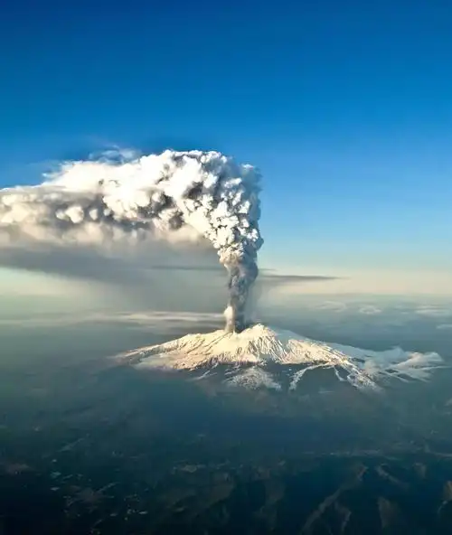 ▼图片源自@vcg)(意大利埃特纳火山喷发,仅作示意,几近灭绝锐减90%尚