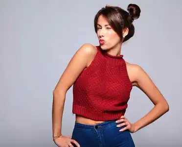 没有红色的人美丽可爱的黑发女人的肖像在休闲夏天红色衣服的毛衣, 没