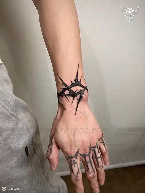 荆棘纹身手腕