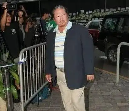 香港大佬邓光荣葬礼八位大佬扶灵曾志伟主持成龙洪金宝到场义女郑欣宜