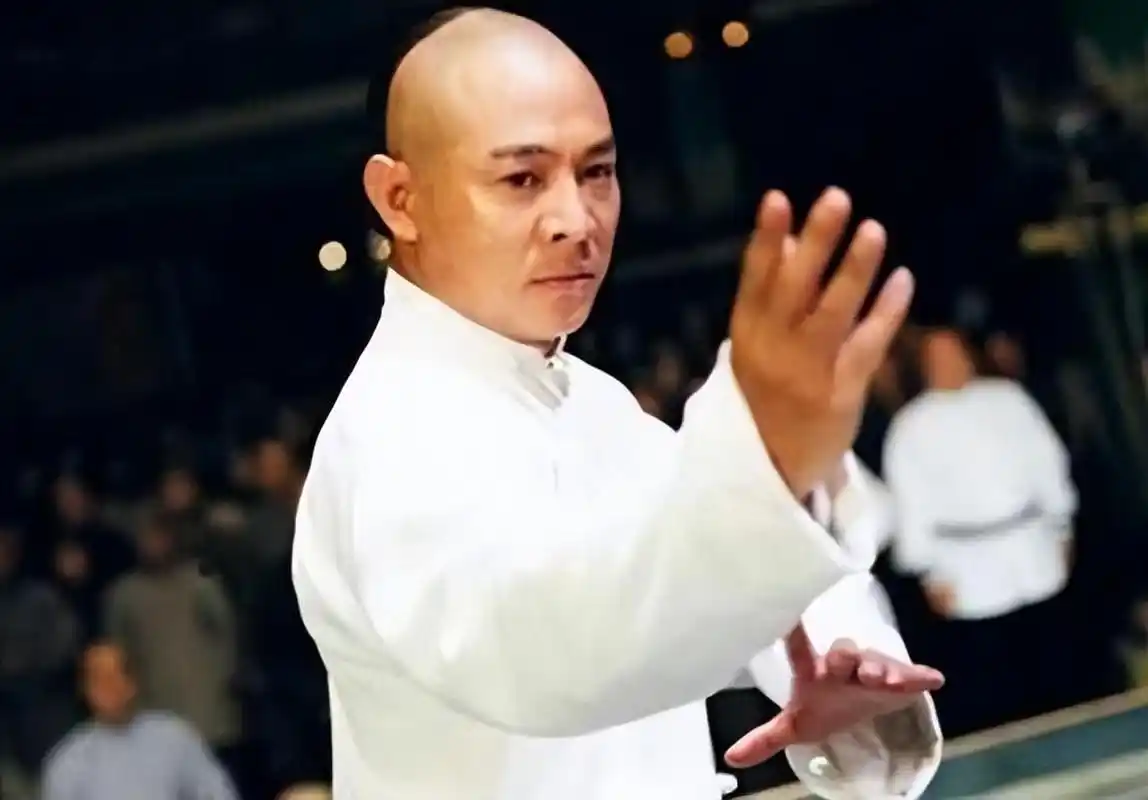 97年,李连杰的一部黄飞鸿,终结了洪金宝苦恼的"武侠冥灯"称号