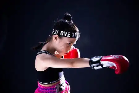 健身搏击摄影照片_拳击运动健身少儿搏击格斗摄影图配图