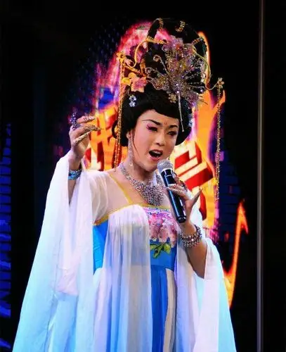 欧阳青是继李玉刚以后出现在舞台上的南方地区最有名的反串歌手,业内