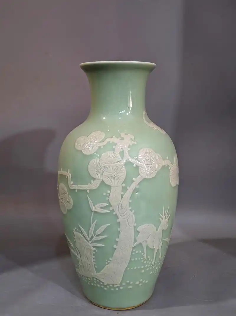 民,豆青釉堆白松蝠鹿福禄寿瓶