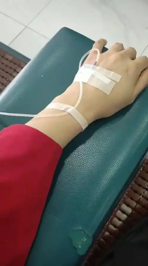 感冒去医院输液,护士扎了九针都没扎上